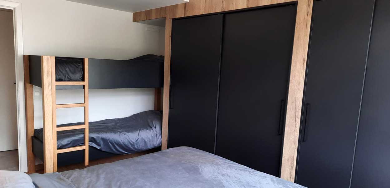 Slaapkamer zwarte kassten groot bed en stapelbed